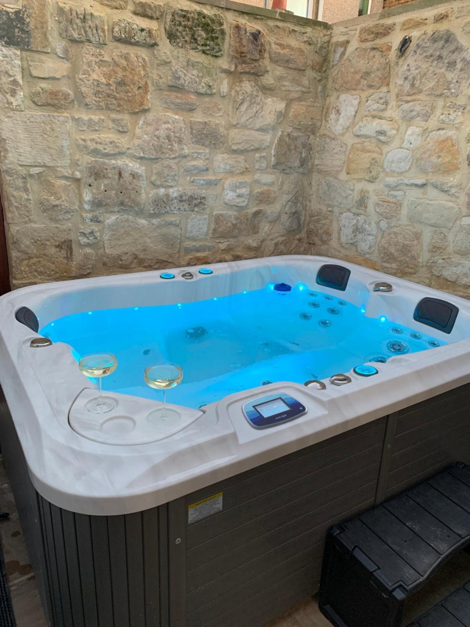 Вилла The Rockpool - Private Hot Tub And Sea Views Амбл Экстерьер фото